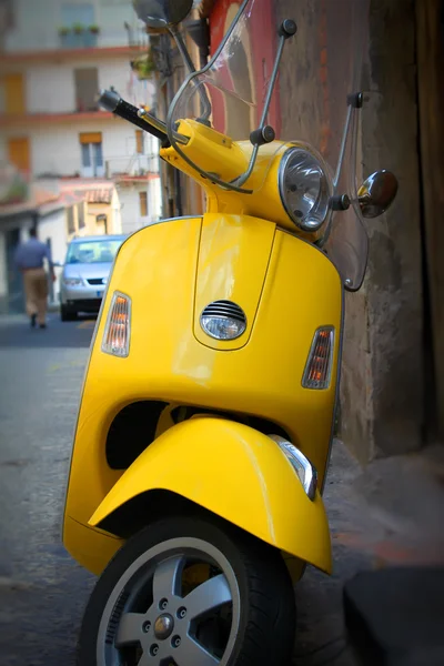 Gul scooter — Stockfoto