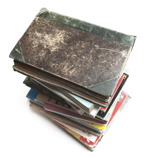 Una pila de libros antiguos y modernos — Foto de Stock