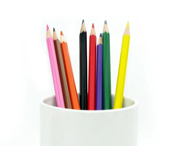Кольорові олівці в банці на білому — стокове фото