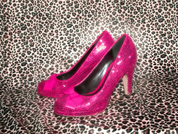 Damer dröm sko display mot leopar — Stockfoto