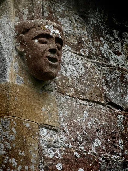 Cara de piedra sonriente gótica — Foto de Stock