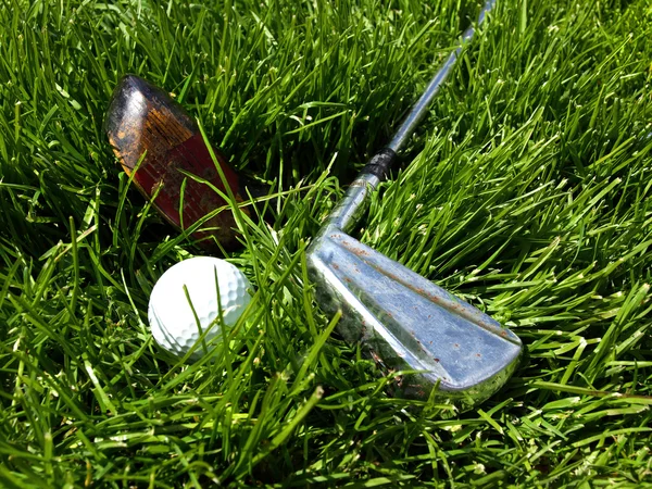 Golf kulüpleri ve topu natürmort resim — Stok fotoğraf