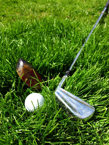Clubes de golf y pelota bodegón imagen — Foto de Stock