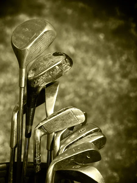 Alter Satz von grob gebrauchten Golfschlägern — Stockfoto