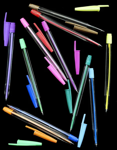 काले पृष्ठभूमि पर रंगीन पेन — स्टॉक फ़ोटो, इमेज