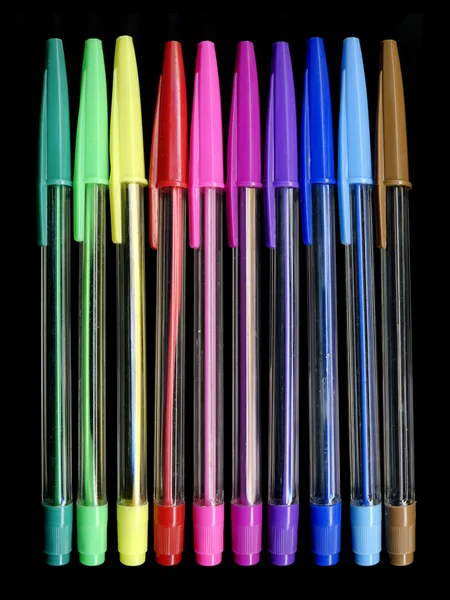 काले पृष्ठभूमि पर रंगीन पेन — स्टॉक फ़ोटो, इमेज