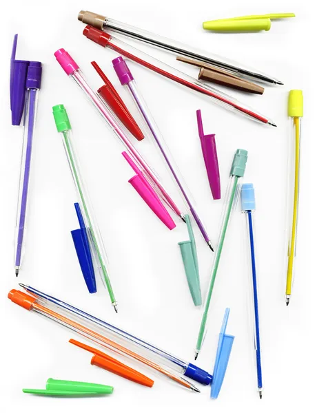 Цветные ручки на белом фоне — стоковое фото