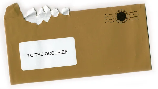 Envelope aberto rasgado com selo postal — Fotografia de Stock