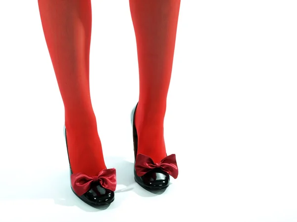 Piernas rojas y zapatos negros de tacón alto — Foto de Stock