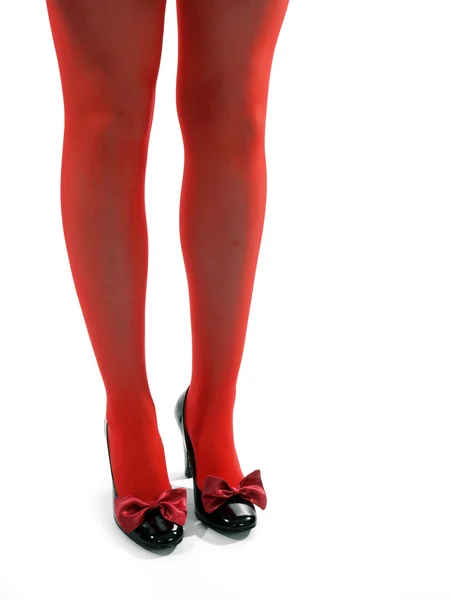 Pernas vermelhas e sapatos pretos de salto alto — Fotografia de Stock