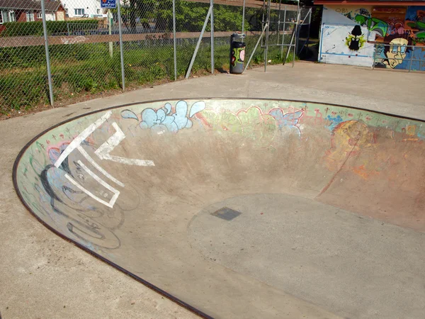 Άδειο πατινάζ ή bmx πάρκο με γκράφιτι στον — Φωτογραφία Αρχείου