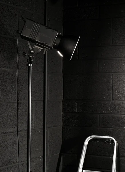 Studio fotografii światło przed czarny — Zdjęcie stockowe
