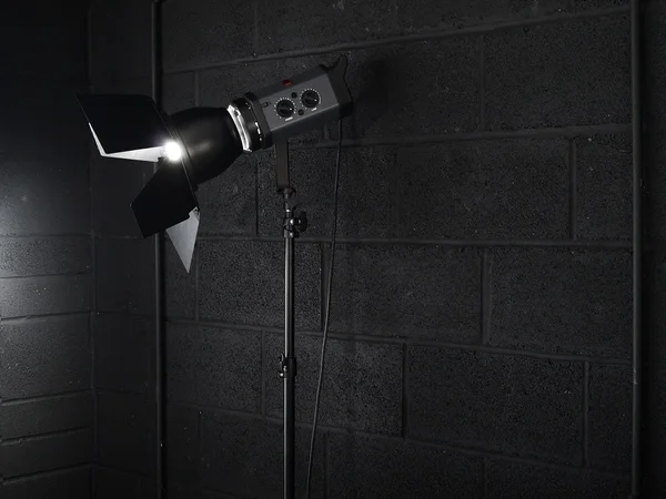 Fotografie studio licht tegen een zwarte — Stockfoto