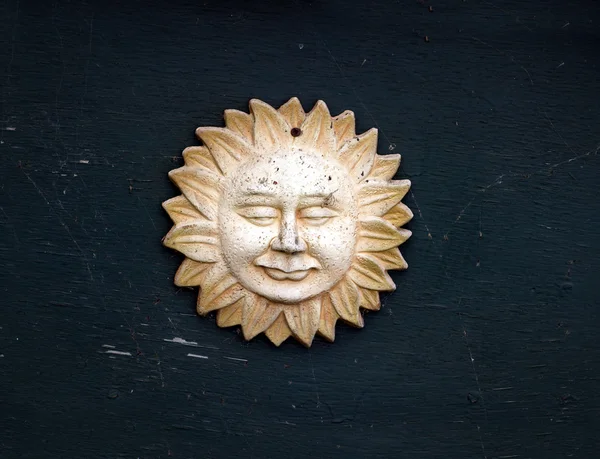 Vintage güneş yüz simgesi ahşap bac üzerinde — Stok fotoğraf