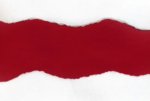 Kırmızı backgro ifşa beyaz yırtık kağıt — Stok fotoğraf