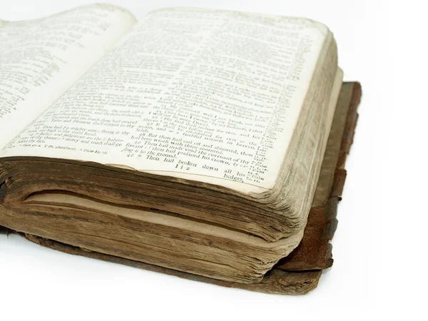 Detal duży vintage otwartej Biblii na białym tle — Zdjęcie stockowe