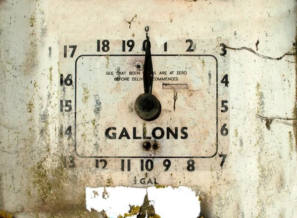 Oude gebroken gas of benzine station dial — Stockfoto