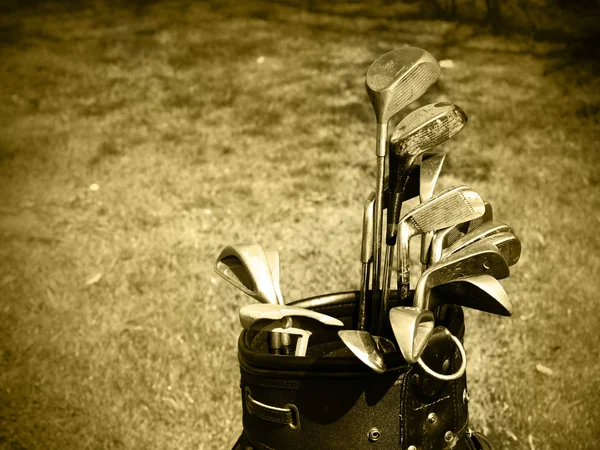 Alte Reihe von groben gebrauchten Golfschlägern Sepia i — Stockfoto