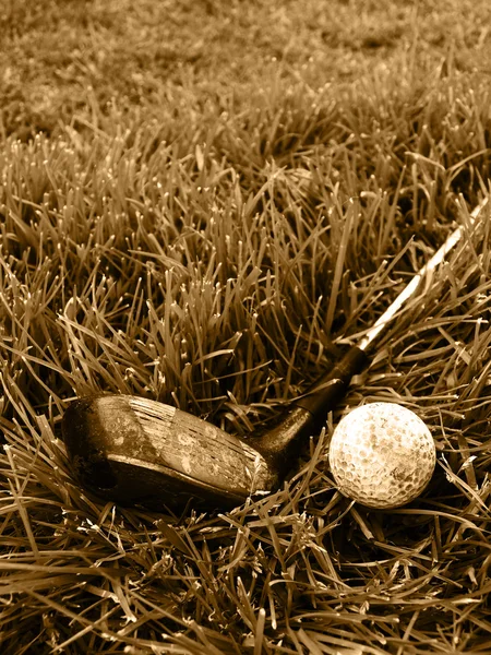 Drsný klub staré zlaté a míč sépiový obrázek — Stock fotografie
