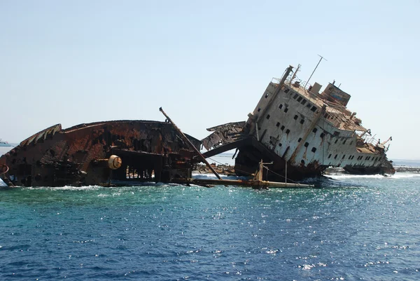 赤い海の船の難破船 — ストック写真