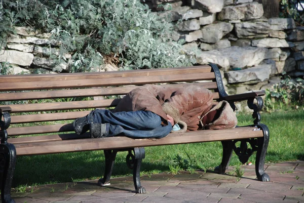 O vagabundo adormecido em um banco — Fotografia de Stock