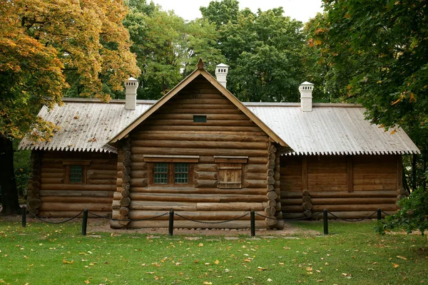 Den gamla lantliga hus i Ryssland — Stockfoto