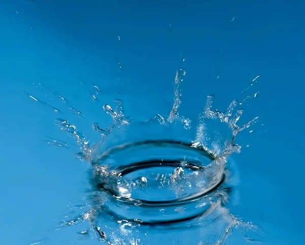 Kapka vody na tmavě modrém pozadí — Stock fotografie