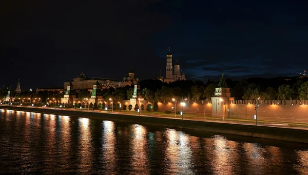Natt Moskva Kreml väggen — Stockfoto