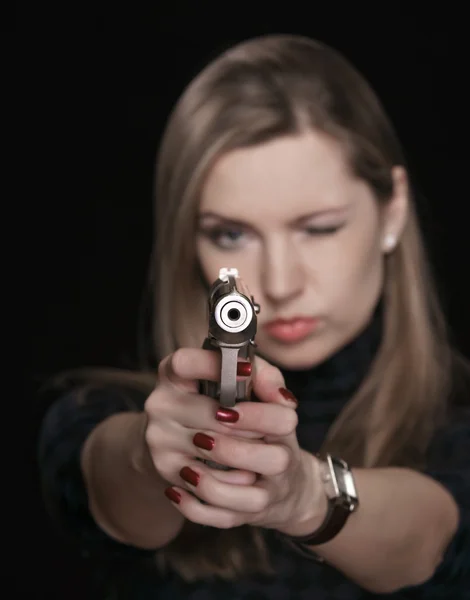 Fokus auf eine Pistole — Stockfoto