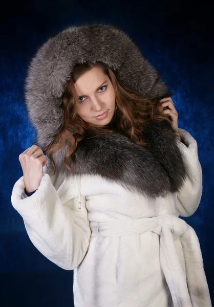 The girl in a fur fur coat — Stock Photo, Image