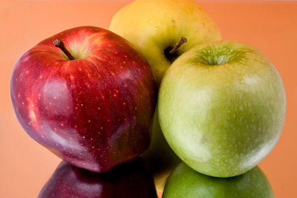 Drei Äpfel, Spiegelung — Stockfoto