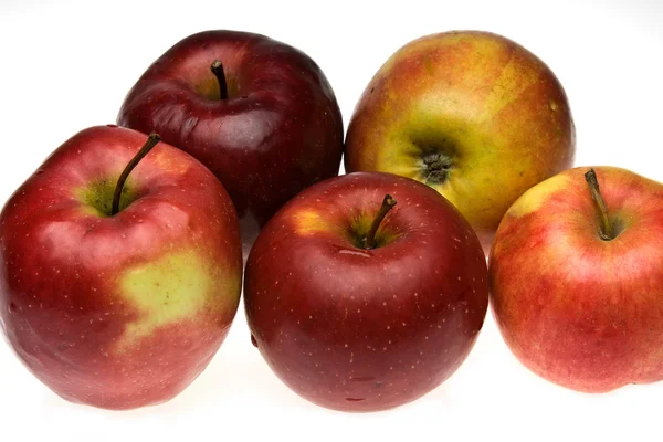 Pět zralá červená jablka. — Stock fotografie