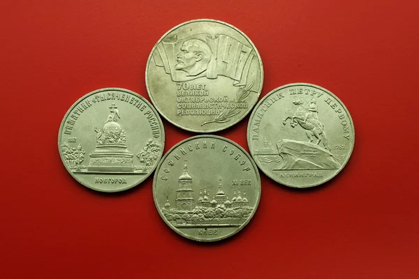 Sovjet-Unie munten op een rode achtergrond — Stockfoto