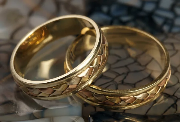 Anéis de casamento em uma pedra — Fotografia de Stock