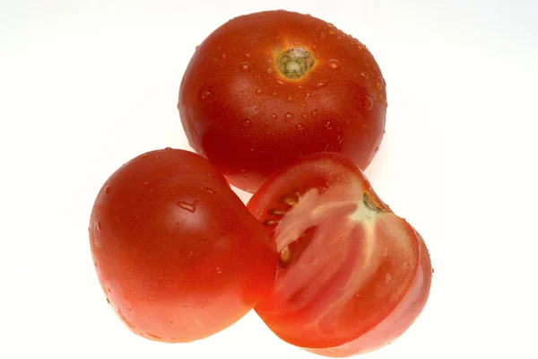 Tomates vermelhos sobre um fundo branco — Fotografia de Stock