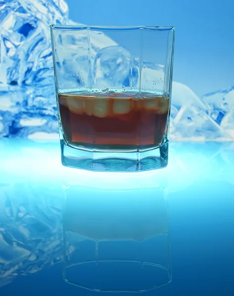 Beber con hielo —  Fotos de Stock