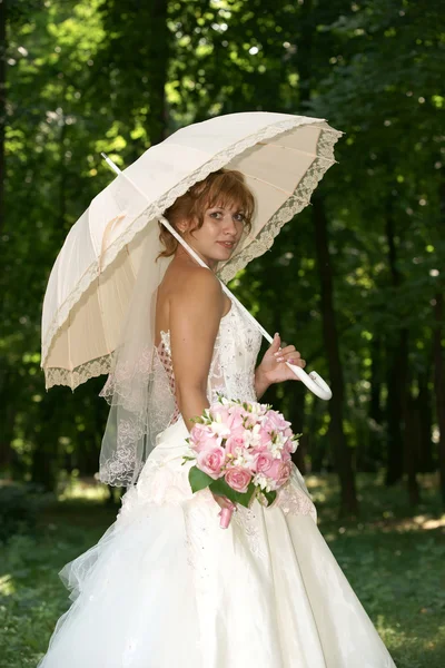 Die Braut mit dem Regenschirm — Stockfoto