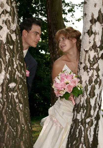 Unga bruden och brudgummen poserar tillsammans — Stockfoto