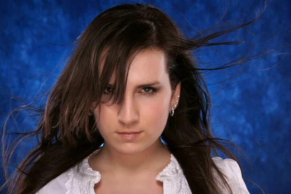 Το κορίτσι. μαλλιά που κυματίζουν από ένα άνεμο. — Φωτογραφία Αρχείου