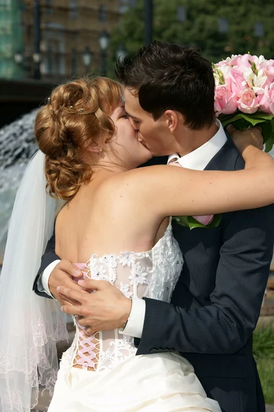 Поцілунок нареченого і нареченої — стокове фото