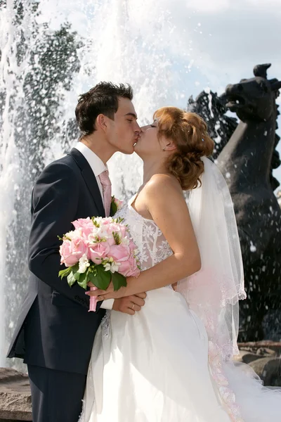 Kuss des Bräutigams und der Braut — Stockfoto