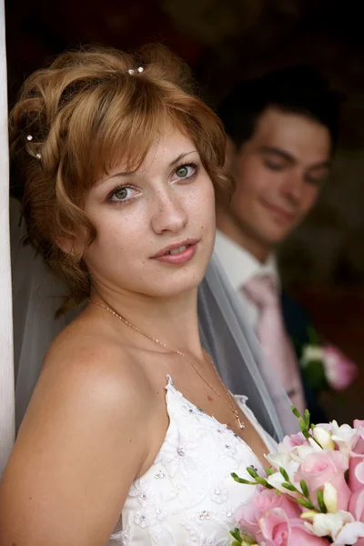 Junge Braut und Bräutigam posieren zusammen — Stockfoto
