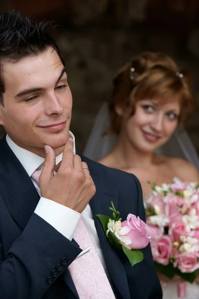 Mladá nevěsta a ženich společně vystupují — Stock fotografie
