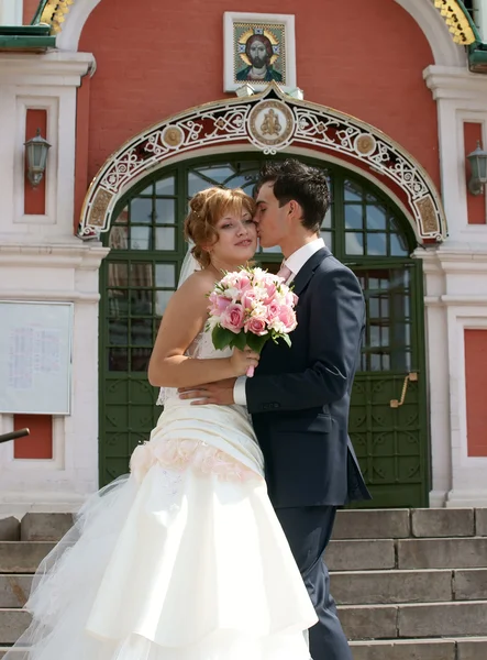 Giovane sposa e sposo posa insieme — Foto Stock