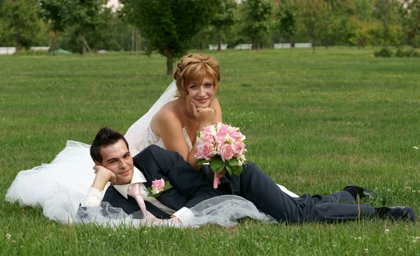 Fiatal menyasszony és a vőlegény pózol együtt — Stock Fotó