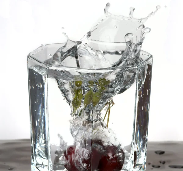 Cherry bespat in water — Stockfoto
