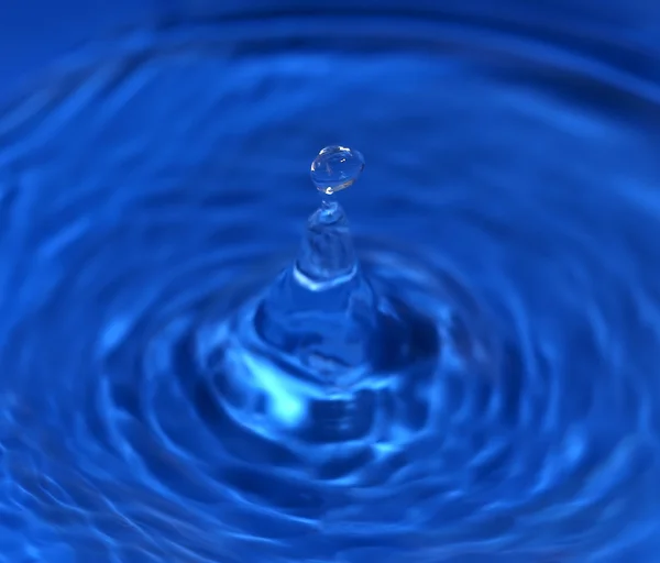 Goccia d'acqua su fondo blu scuro — Foto Stock