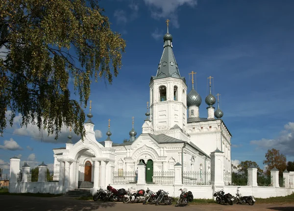 Cyklister har kommit till ett kloster. — Stockfoto