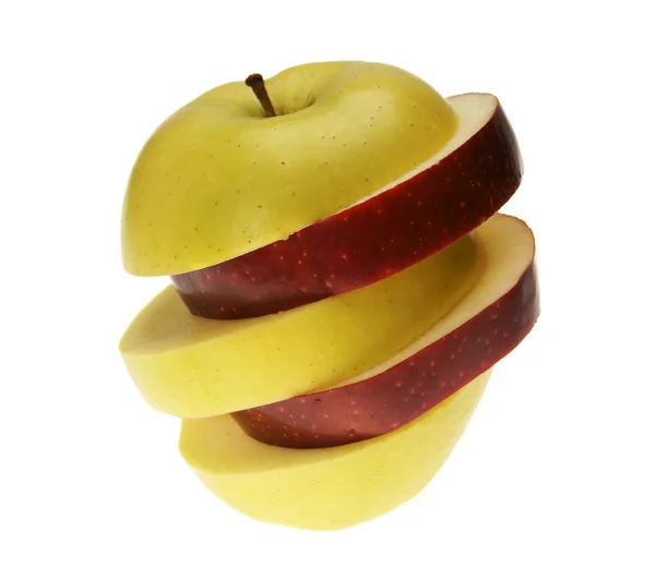 Fatias de uma maçã vermelha e amarela — Fotografia de Stock