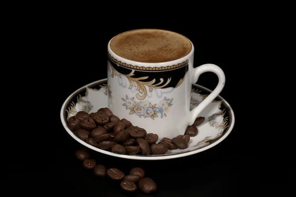 Xícara de café em um fundo preto . — Fotografia de Stock